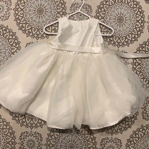 Flower Girl Dress. Ivory. Size: 12 months. Good condition.